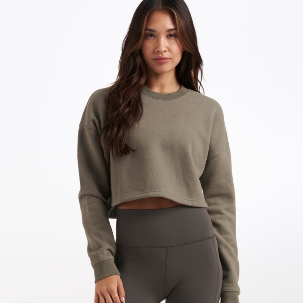 Vuori Restore Cropped Crew, oregano color